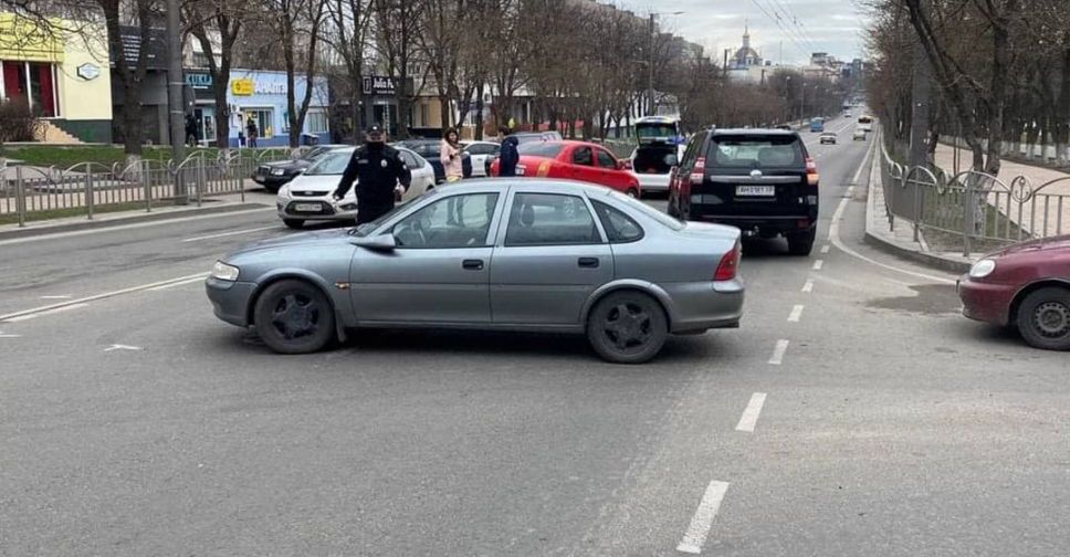 На аварийном перекрестке в центре Мариуполя снова столкнулись автомобили