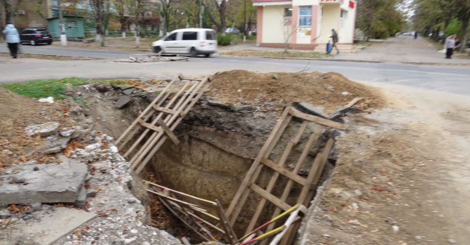В Мариуполе на дороге опасная яма может стать ловушкой для машин и пешеходов (ФОТОФАКТ)