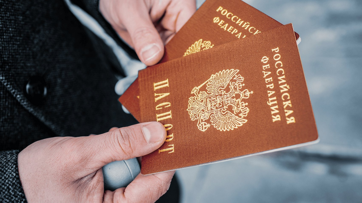 Скорочення «іноземних працівників»: на окупованих територіях звільнятимуть українців без паспортів РФ