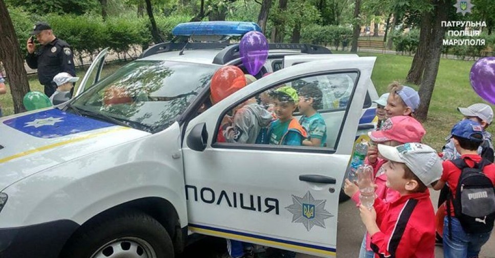 В Мариуполе дети «захватили» несколько патрульных машин полиции (ФОТО)