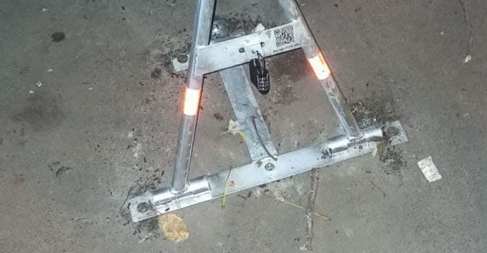 В мариупольских дворах автовладельцы захватывают места для парковки с помощью барьеров