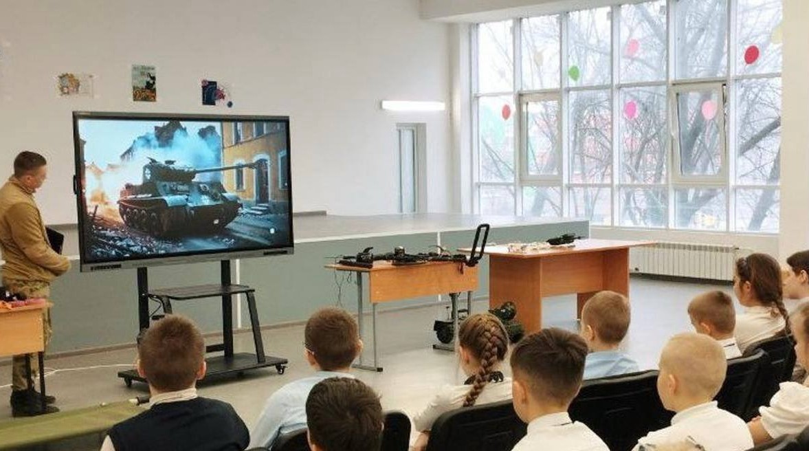 Окупанти зомбують дітей у Маріуполі: навіщо створили парти гєроєв та уроки мужності