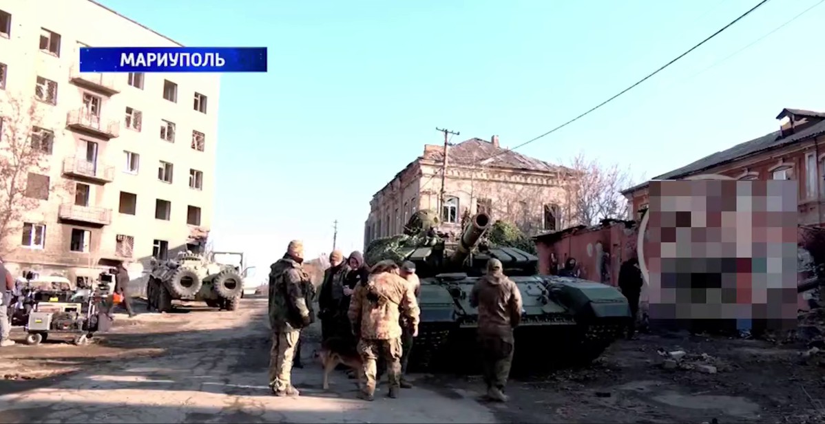 Росіяни знімають «героїчне кіно» в руїнах Маріуполя: перетворюють трагедію на пропаганду
