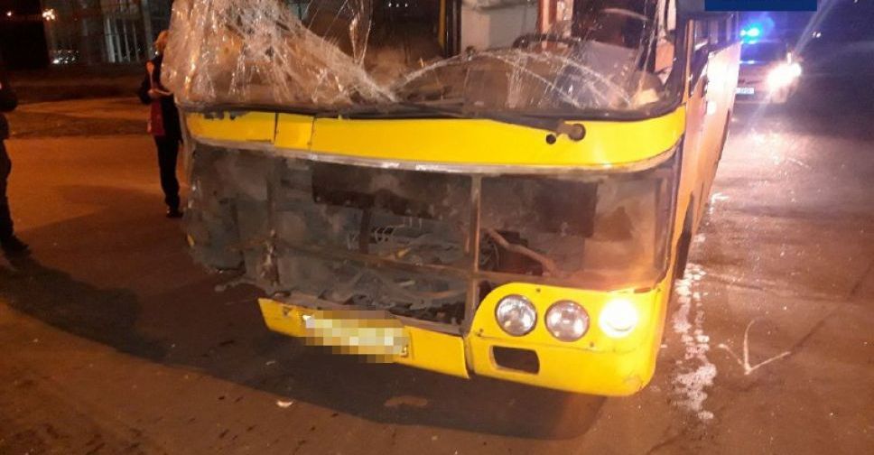 Утреннее ДТП: в Мариуполе невнимательность водителя маршрутки едва не привела к трагедии (ФОТО)