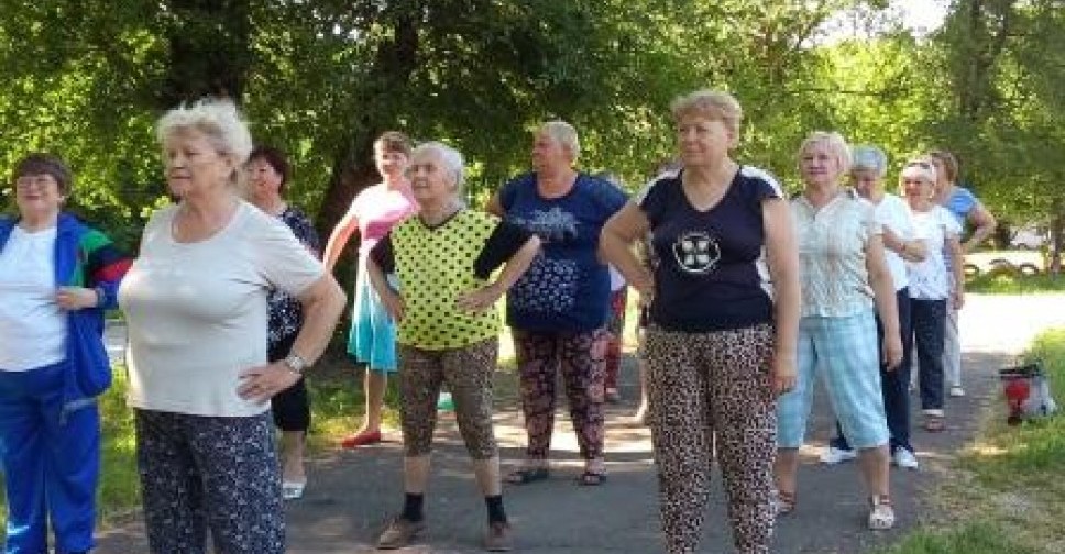 Мариупольские пенсионеры занимаются спортом на свежем воздухе (ФОТО)