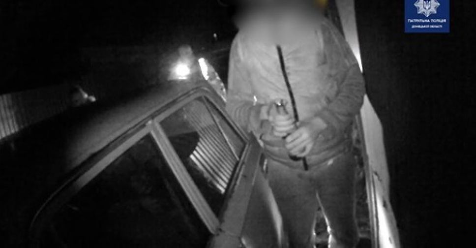 Пил на глазах полиции: в Мариуполе оштрафовали пьяного водителя