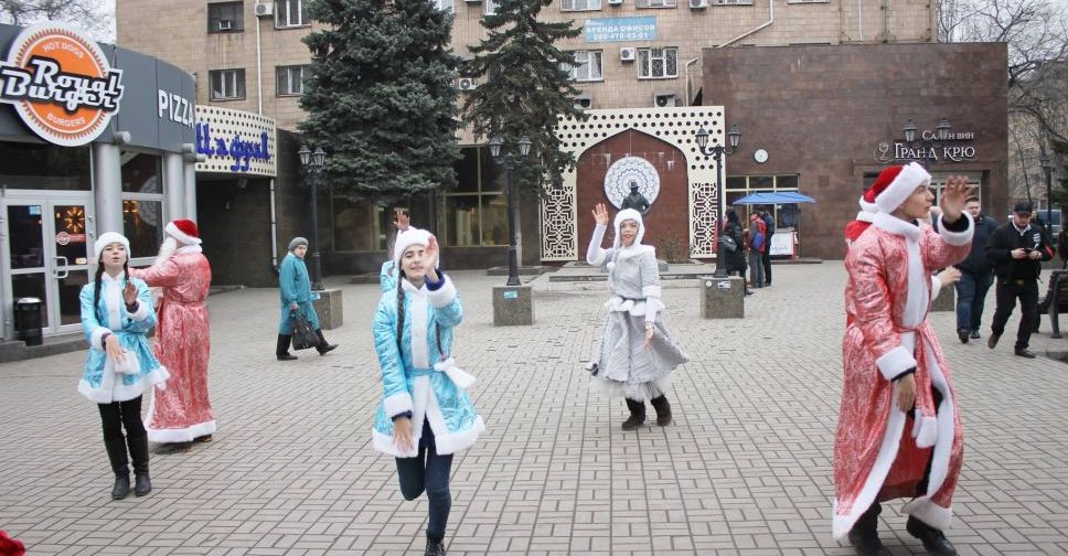 В Мариуполе «новогодний десант» высадился возле памятника Высоцкому (ФОТОФАКТ)
