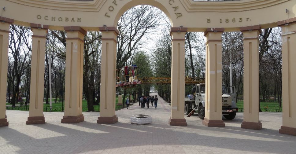 В Мариупольском Городском саду реанимируют общественные туалеты? (ВИДЕО)
