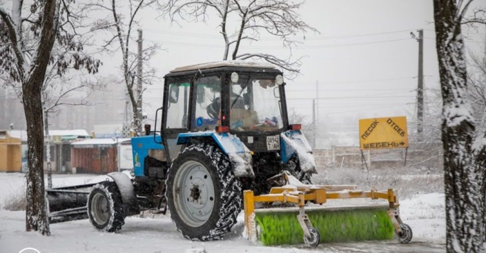 На расчистку и посыпку мариупольских дорог привлекли спецтехнику и сотни коммунальщиков
