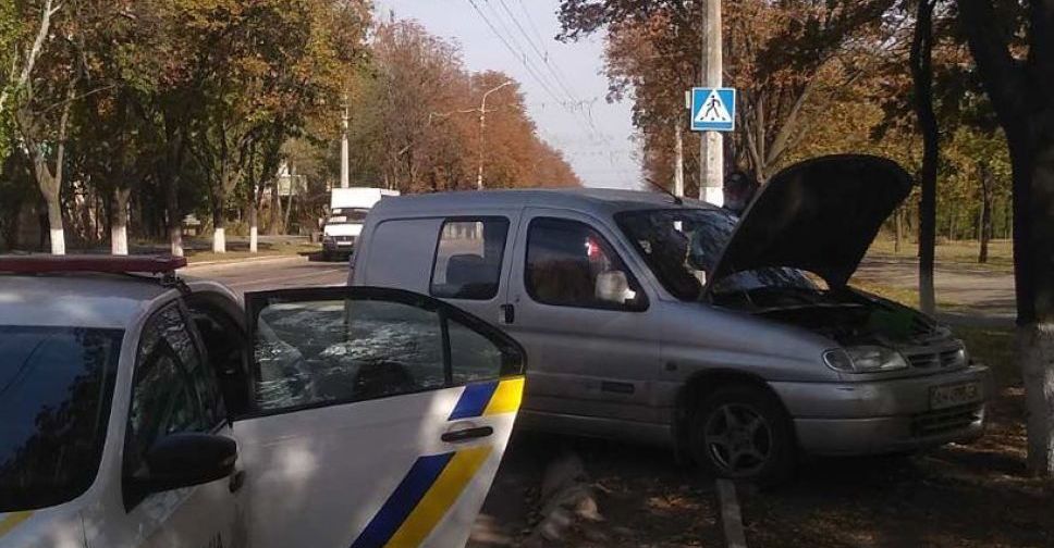 В Мариуполе Citroen выехал на встречную и влетел в дерево. Один из участников ДТП сбежал