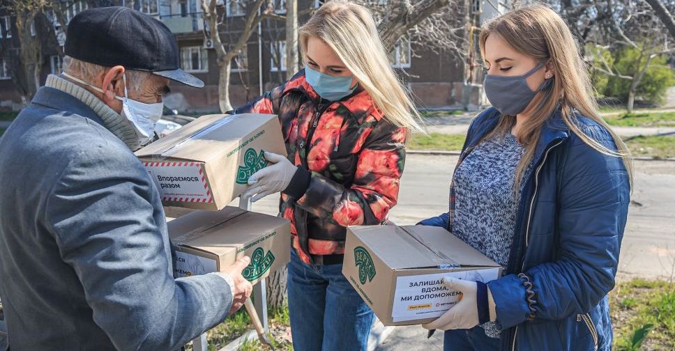Одиноким ветеранам-металлургам доставят продуктовые наборы (ФОТО)