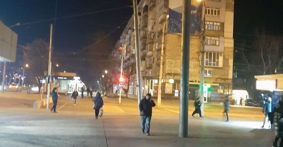 В центре Мариуполя рядом с пешеходным переходом опасно наклонился столб
