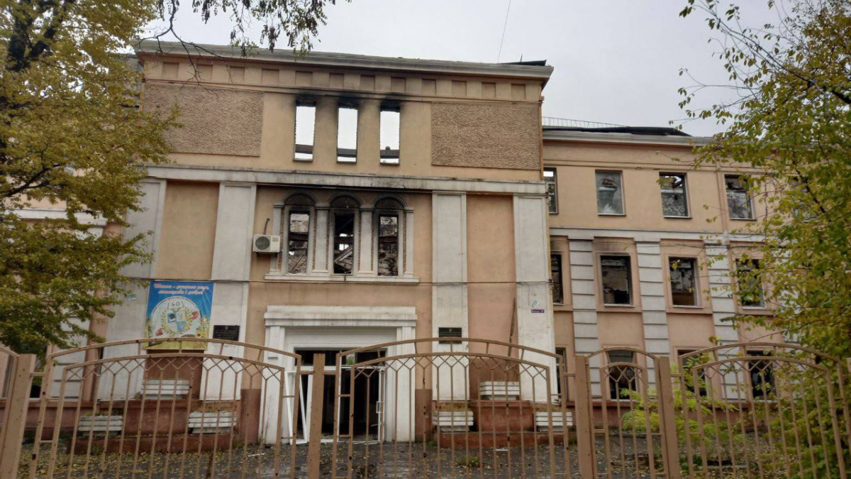 У Маріуполі росіяни планують знести  вже десяту школу - одну з найстаріших в місті