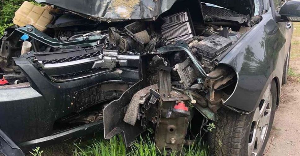 В Мариуполе автомобиль на скорости врезался в дерево, четверо человек госпитализированы (ФОТО)