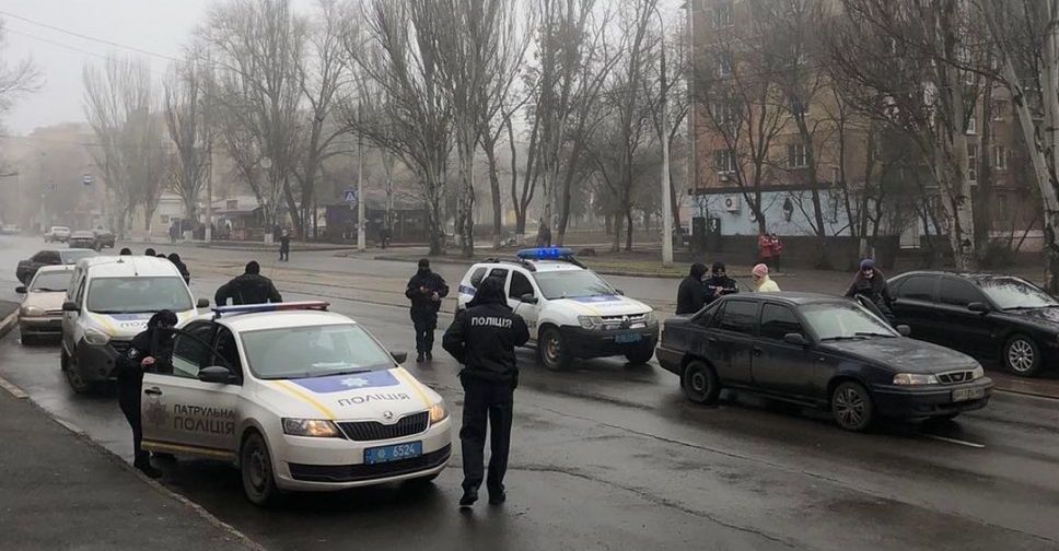 В Мариуполе женщина выпрыгнула из движущегося автомобиля, которым управлял пьяный водитель