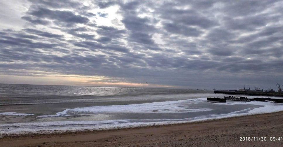 Море в Мариуполе оказалось во власти стихии (ФОТОФАКТ)