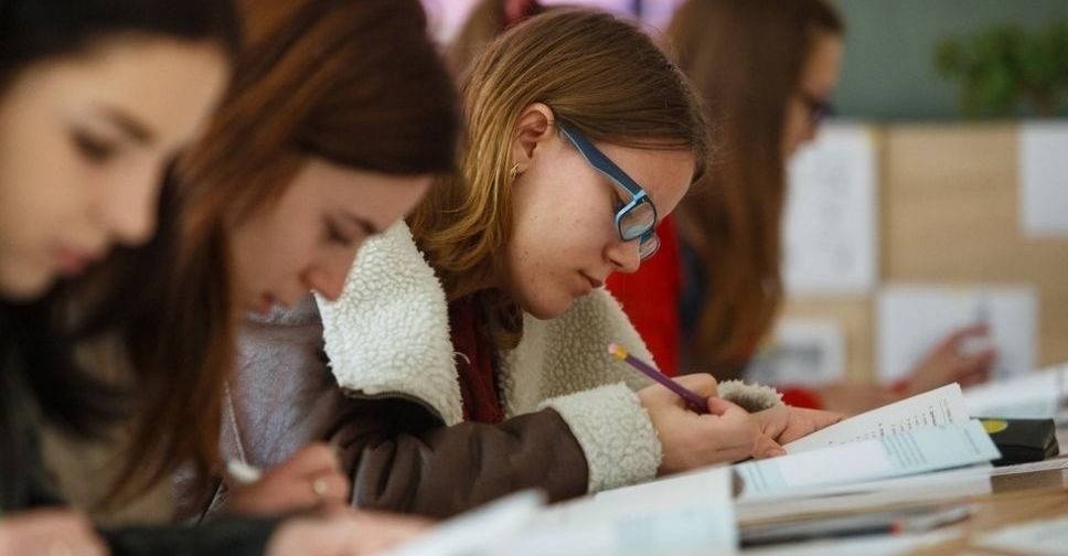 Новые правила поступления: пороговые баллы на бюджет и ВНО за четыре года. Что нужно знать мариупольцам?