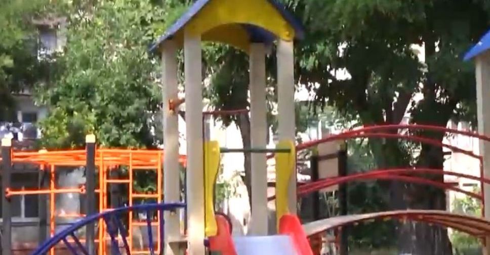 Двор мариупольской многоэтажки изменился до неузнаваемости (ВИДЕО)