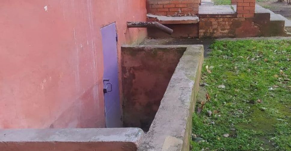 Стали известны подробности падения в глубокую яму женщины с ребенком в Мариуполе
