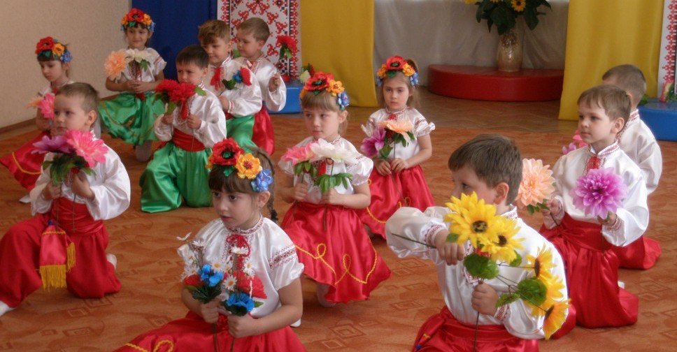 Мариупольские дошколята-патриоты встретили литовскую делегацию в вышиванках и с «паляницей та рушныком» (ФОТО)