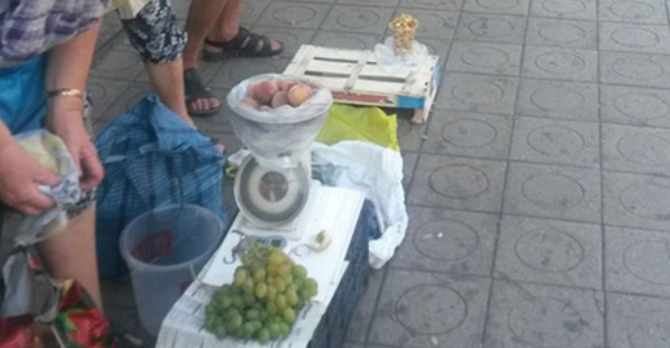 Мариупольские чиновники борются со стихийной торговлей, а народ не против покупок с земли (ФОТО)