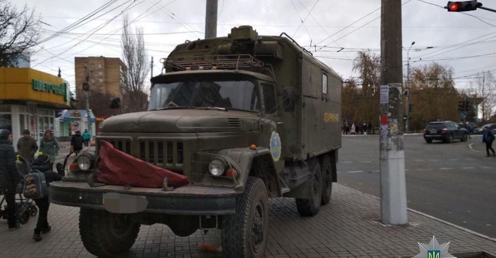 Пьяный водитель в Мариуполе протаранил ЗИЛом легковушку и вылетел на пешеходную зону (ФОТО)