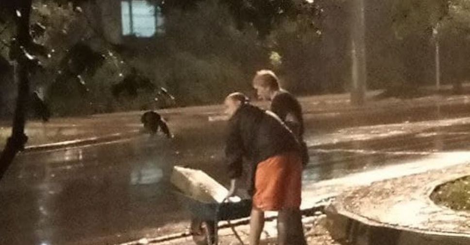 Неизвестные ночью под дождем воровали бордюры в Мариуполе? (ДОПОЛНЕНО)