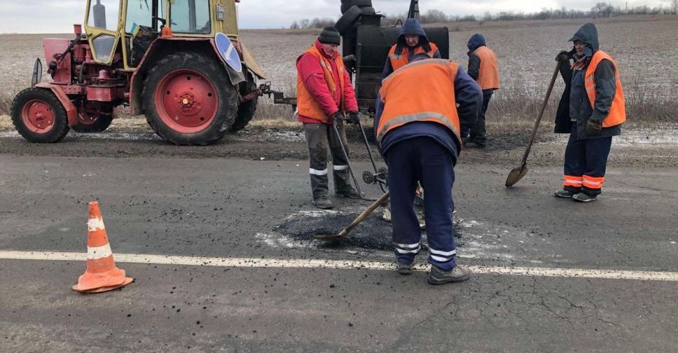 Деформировалось дорожное покрытие на автодороге в Мариупольском районе