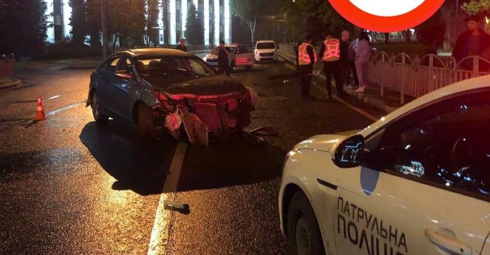 Железо «всмятку»: в центре Мариуполя автомобиль влетел в ограждение
