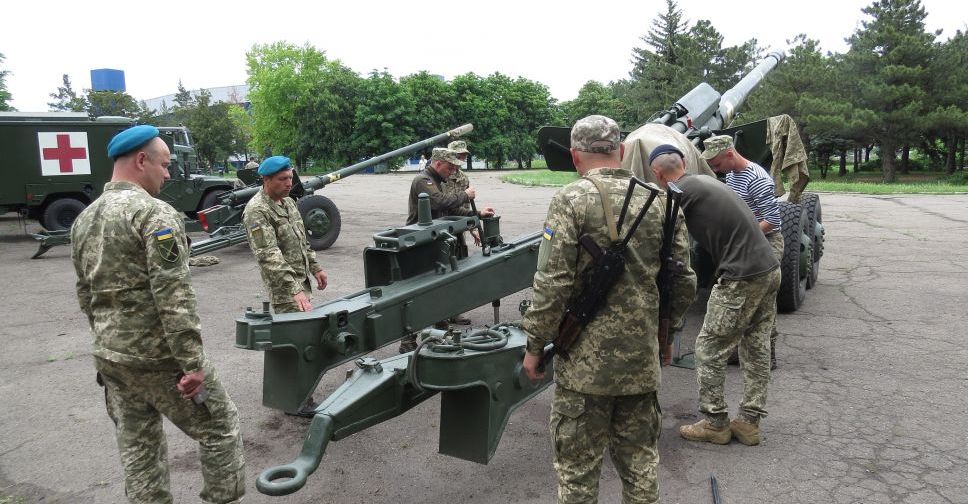 В мариупольском парке появились боевые машины и тяжелая артиллерия (ФОТО+ВИДЕО)