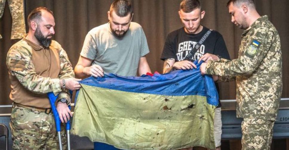 Флаг из «Азовстали» передали в Национальный музей истории Украины