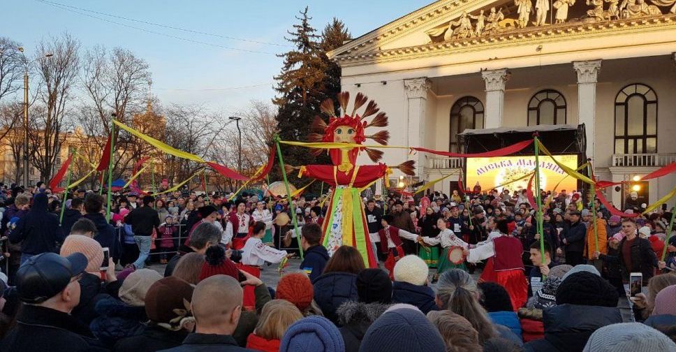 Прощай, зима: чучело Марены вспыхнуло пламенем под радостные возгласы мариупольцев (ФОТО+ВИДЕО)