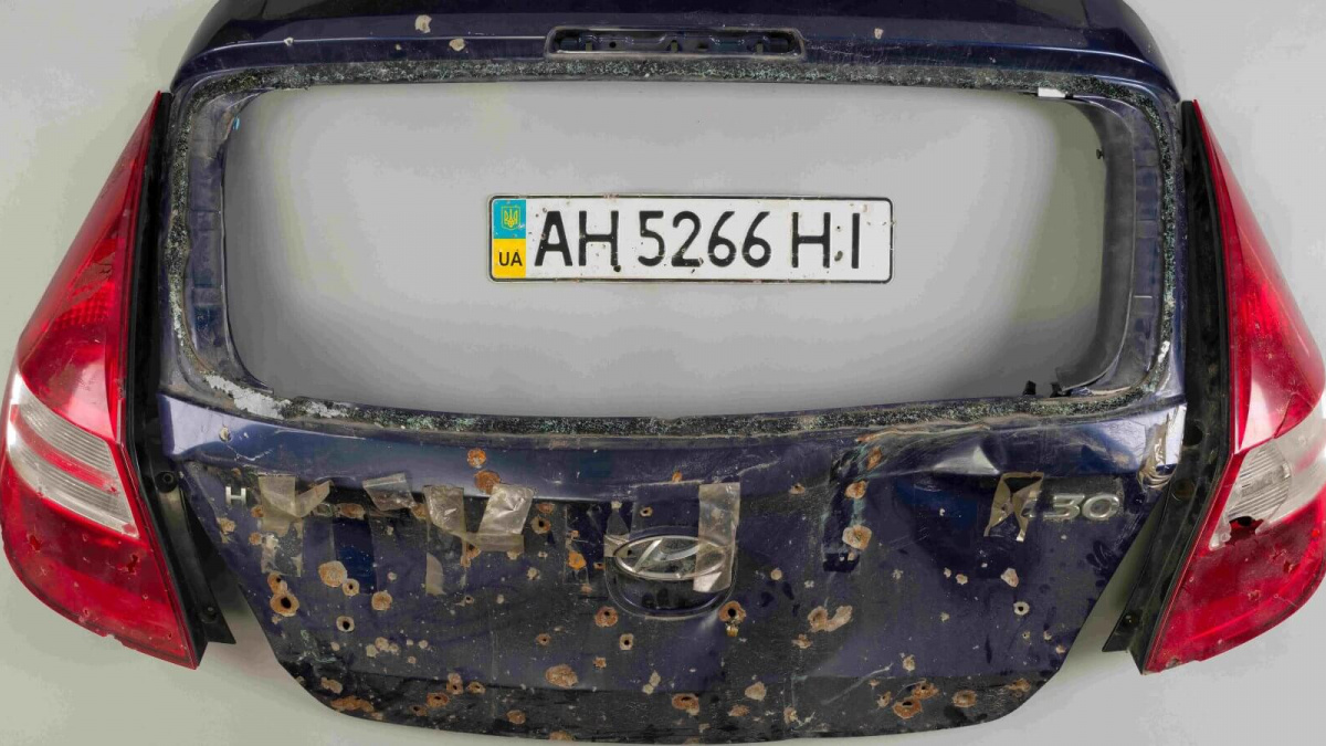 У музеї в Варшаві виставили двері автомобіля з Маріуполя – понівечена машина врятувала біженців