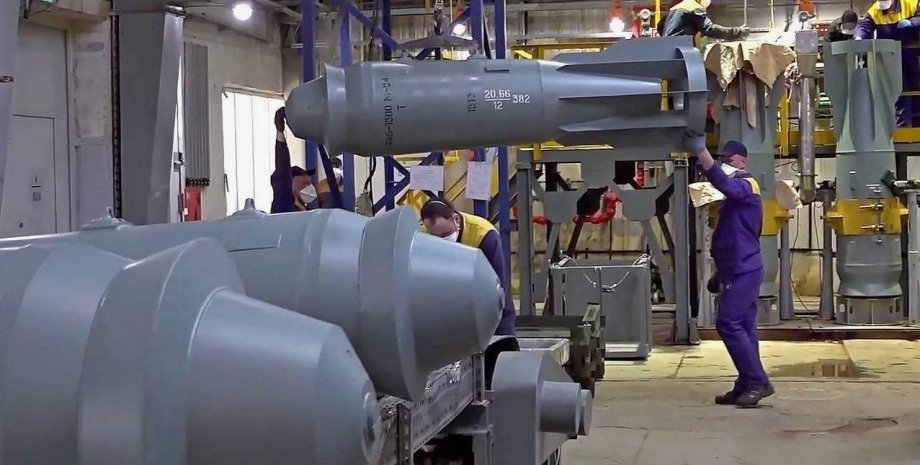 Росіяни скинули півторатонну бомбу на окуповане Єнакієве на Донеччині