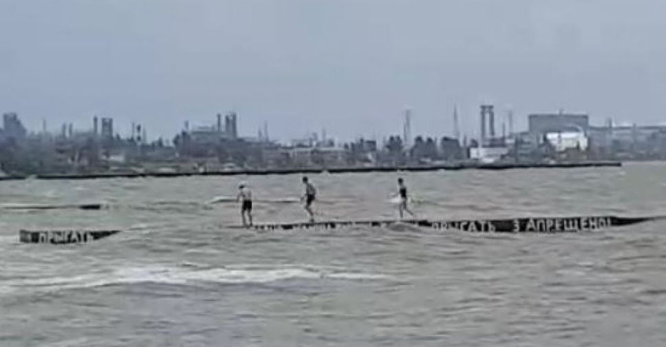 В Мариуполе подростки во время шторма прыгают с пирса в море (ФОТО+ВИДЕО)