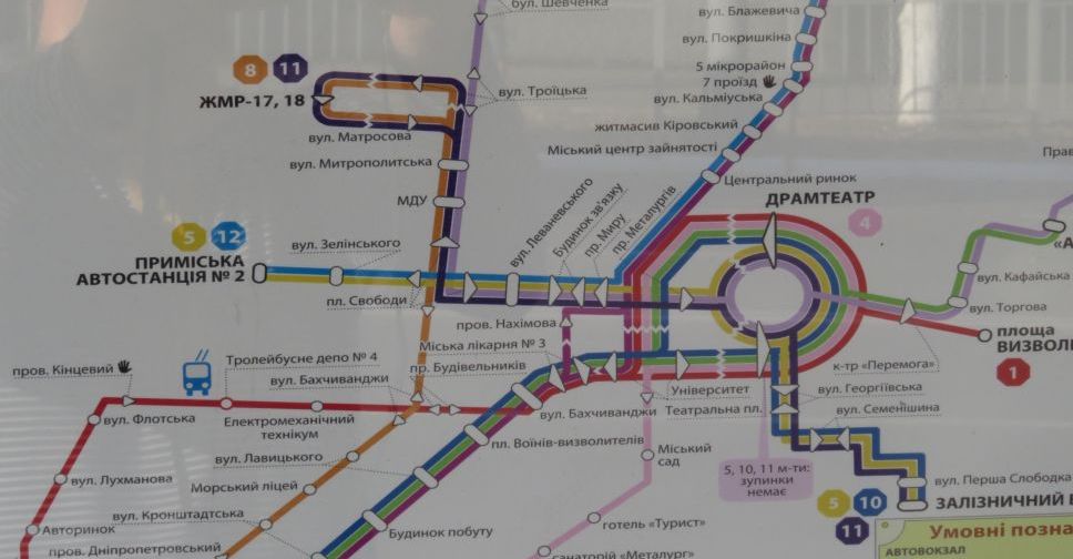 На прозрачных остановках в Мариуполе появились разноцветные схемы (ФОТО)