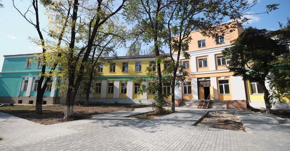 От старого здания остались только стены: в Мариуполе заканчивают ремонт детской хирургии (ФОТО)