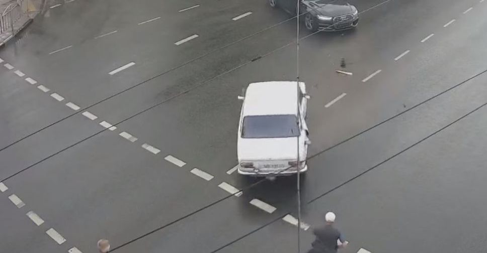 В центре Мариуполя автомобиль чуть не сбил пешеходов на «зебре»