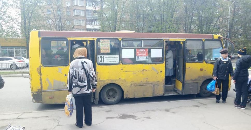 В Мариуполе за разбитые салоны маршруток у водителей будут изымать права