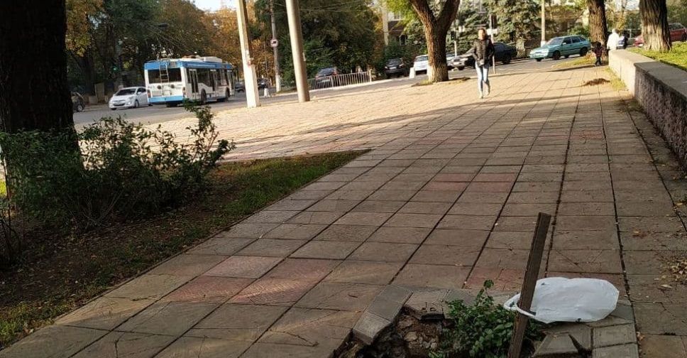 В центре Мариуполя провалился тротуар