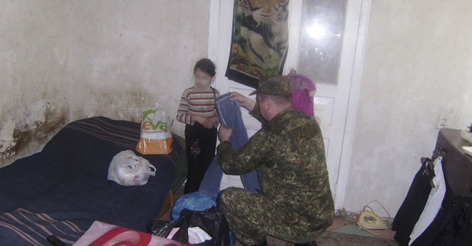 Мариупольские полицейские подарили бедной семье вещи, продукты и игрушки