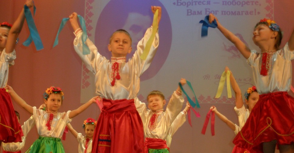 Маріупольським патріотам-дошколятам на шевченківському святі публіка скандувала «Браво!» та «Біс!» (ФОТОРЕПОРТАЖ)