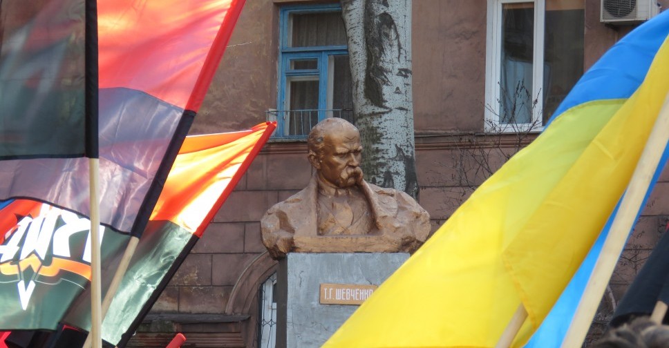 Мариупольцы читали стихи Шевченко и возлагали цветы к бюсту поэта (ФОТО)
