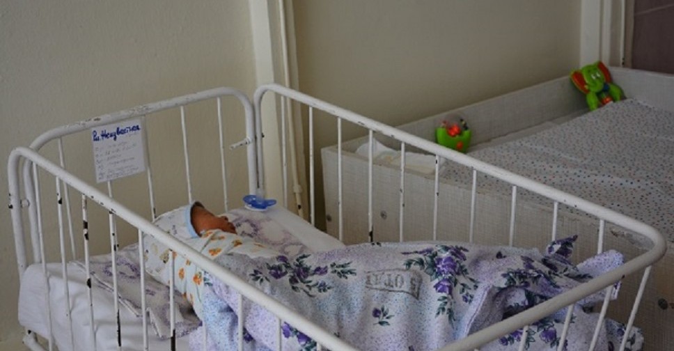 Врачи Мариуполя призывают помочь новорожденной девочке, которую бросила мать