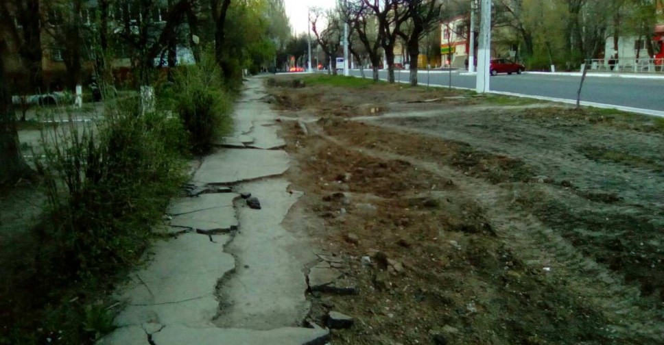 Мариуполь пожертвовал тротуаром ради ремонта трубопровода (ФОТО)