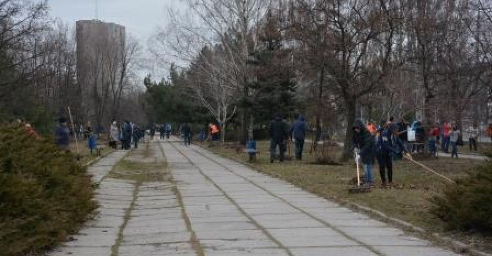 Мариупольцы на первом общегородском субботнике расчистили парки и улицы