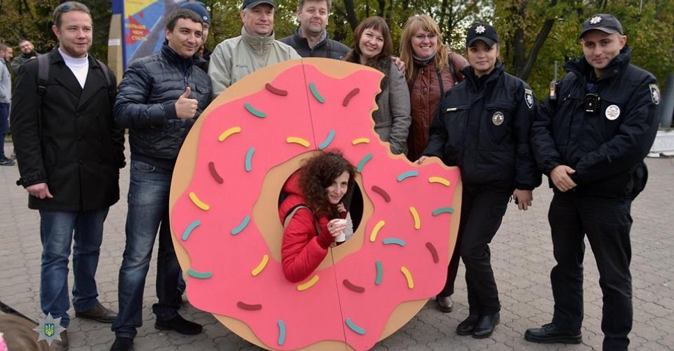 Мариупольцы запрыгивали в машины копов, кричали в их громкоговорители и  устроили селфи (ФОТО)