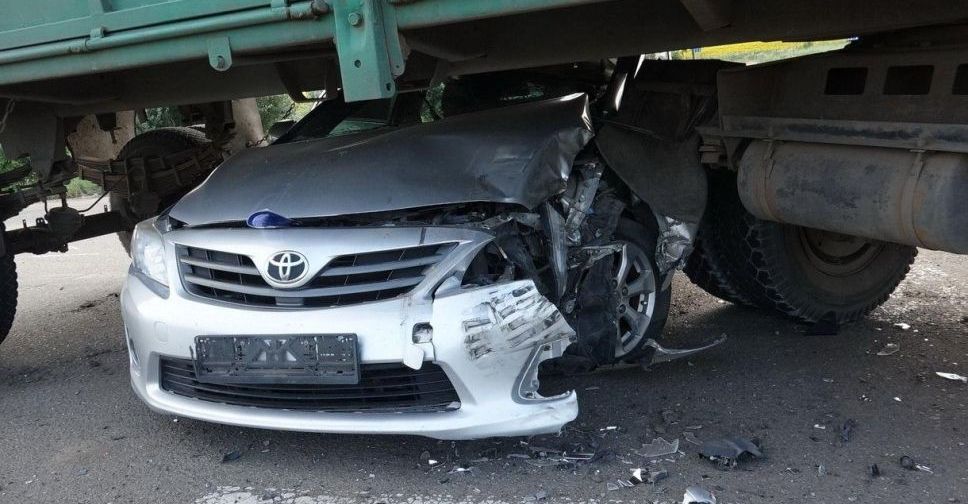 На трассе под Мариуполем автомобиль с детьми попал под «КамАЗ»