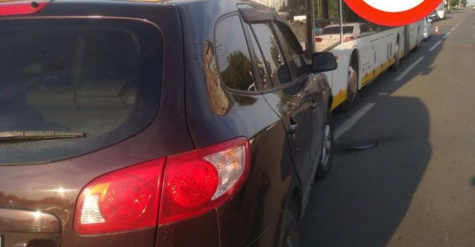 Автомобиль въехал в пассажирский автобус в Мариуполе