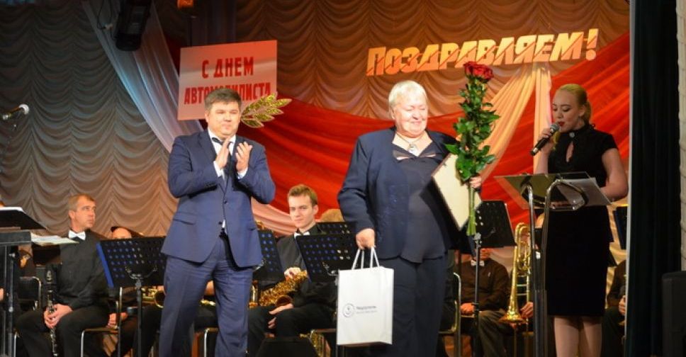 В Мариуполе сотрудников ТТУ и Автодора поздравили с Днем автомобилиста (ФОТО)